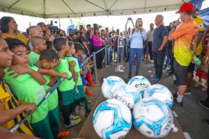 Governadora em exercício inaugura 6 campos sintéticos reformados no Guará