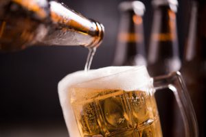Vai beber durante os jogos da Copa? Consumo exige atenção