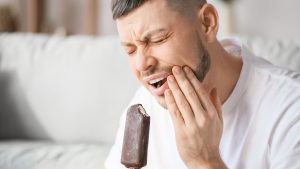 Acidez dos alimentos pode causar doenças bucais, alerta especialista