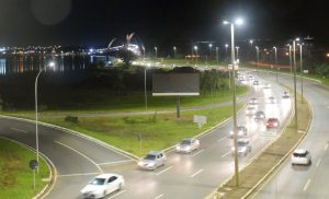 Vias de acesso à Ponte JK têm iluminação renovada