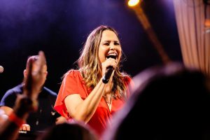 Quintal da Dona Graça recebe show de Adriana Samartini