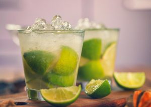 Open caipirinha e show sertanejo agitam o happy hour do 365 Coworking