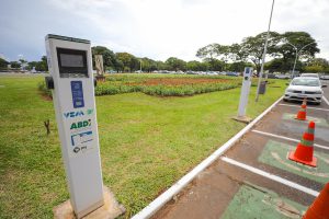 Novos condomínios deverão ter recarga para carro elétrico em área comum