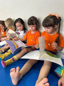 Livros devem ser introduzidos na rotina das crianças antes da alfabetização, afirma especialista