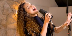 Nathália Cavalcante, ex-participante do The Voice Brasil,  faz show no Infinu