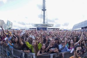 Brasilienses lotam Praça da Torre de TV na festa dos 63 anos da cidade