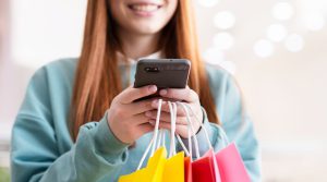 Pesquisa aponta que maioria dos brasileiros não são fiéis a marcas; especialista em marketing digital destaca a importância do investimento nessa área