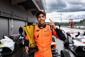 Jovem piloto brasiliense vence duas etapas da Fórmula 4 espanhola