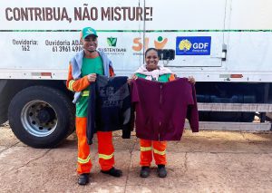 Garis recolhem roupas de frio e cobertores para doação