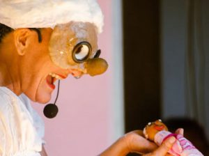 Projeto leva teatro de bonecos para idosos no DF
