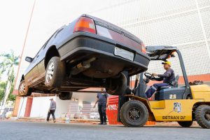 Operação remove 15 carros abandonados em vagas no Plano Piloto