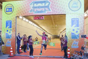 Mais de 1,5 mil pessoas cruzam o Túnel Rei Pelé em corrida de rua