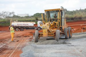 Pista do autódromo é nivelada, e circuito terá curvas alteradas