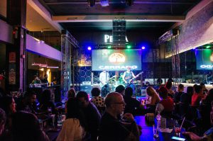 Cerrado Cervejaria dedica sábado às mulheres, com dobradinha de shows e descontos exclusivos para elas