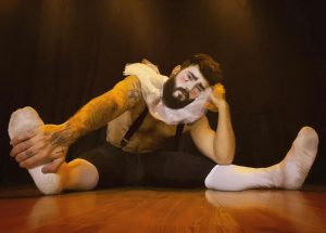 Carlos Guerreiro faz solo de dança contemporânea e circo no Teatro dos Ventos