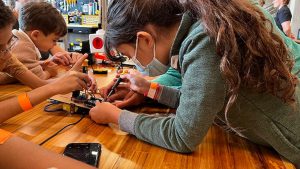 Fim de semana no Conjunto Nacional terá espetáculo “O Espantalho da Floresta” e Oficinas Maker de “Insetos Elétricos” para as crianças