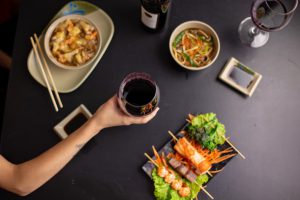 Quem disse que vinho não combina com comida japonesa?