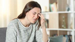 Junho Violeta: hábito de coçar os olhos pode levar à cegueira