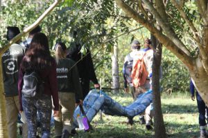Zoo instala ecobarreira no Córrego Guará para contenção de lixo