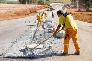 Terceira saída de Águas Claras recebe meio-fio e sinalização
