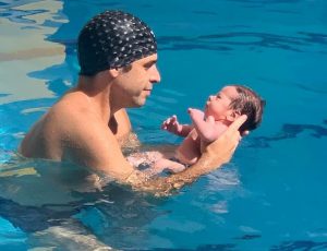 Natação para bebês fortalece vínculo entre pais e filhos
