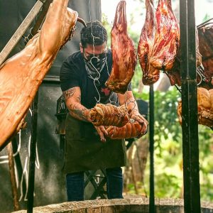 Chef e parrillero Pedro Henrique Spadaro participa de festival gastronômico na Chapada dos Veadeiros