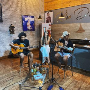 Bla’s Cozinha de Culturas recebe programação musical com ex-The Voice e artistas locais