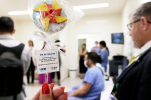 HCB celebra Dia do Pediatra com música e visita de herói