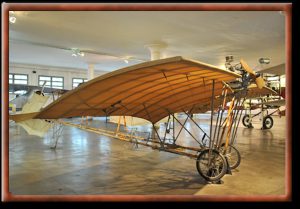 Conjunto Nacional recebe réplica da Demoiselle, avião desenvolvido por Santos Dumont