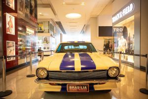 Conjunto Nacional expõe carros antigos