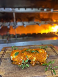 Buffalo lança parmegiana steak em celebração aos 23 anos