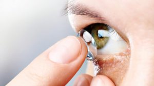 Uso incorreto de lentes de contato pode levar à cegueira, alerta oftalmologista