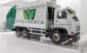 Crianças do DF vão vivenciar profissão de gari em mini caminhão compactador