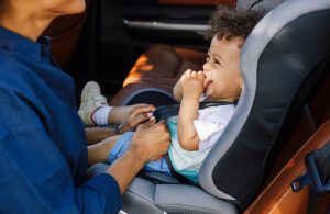 Aprenda como transportar crianças em veículos