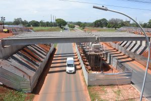 Parte superior do novo viaduto do Setor Policial começa a ser concretada