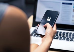 Pesquisa revela que 77% dos entrevistados já foram vítimas de golpes envolvendo a inteligência artificial