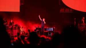 Roger Waters abre turnê no Brasil com show memorável em Brasília