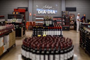 Adegas amplas com variedade de vinhos
