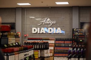 Adegas amplas com variedade de vinhos