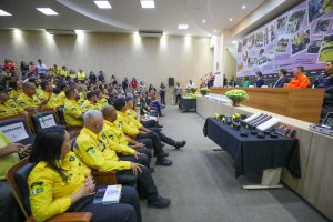 Agentes de trânsito recebem equipamentos de segurança para fiscalização