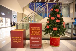 Conjunto Nacional entrega presentes arrecadados em campanha de adoção de cartas de Natal para idosos do DF
