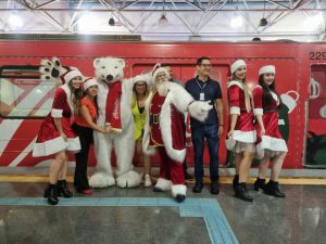 Trem natalino atrai a atenção de crianças e adultos em estações do Metrô-DF