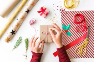 Faça você mesmo: professor ensina como criar presentes de Natal com a criançada