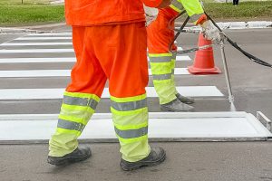 Equipes renovam pinturas de faixas de trânsito em todo o Distrito Federal