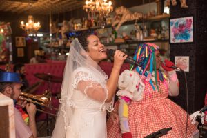 Restaurante Universal promove tradicional Bailinho de Carnaval com a mistura de samba e feijoada