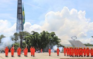 Brasilienses e turistas acompanham troca da Bandeira Nacional organizada pelo GDF