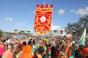 Garis animam a segunda-feira de Carnaval com o Bloco Vassourinha