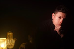 Inspirada na cultura africana, Allan Massay lança clipe da música “N Ka Skeci Di Bo”