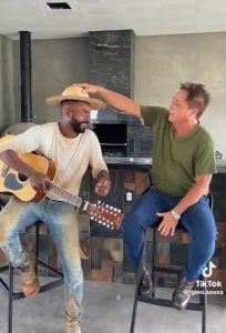 Quem é o pedreiro que aparece em vídeo com Leonardo?