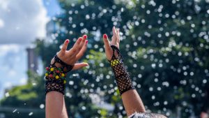 Carnaval 2024: especialista alerta para doenças bucais transmitidas pelo beijo